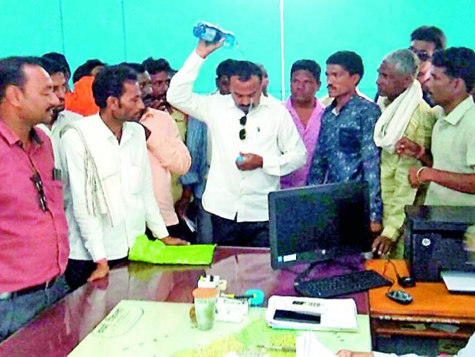 Take note of the issues related to farmers by taking kerosene on them | अंगावर रॉकेल घेत वेधले शेतकऱ्यांच्या प्रश्नांकडे लक्ष Take note of the issues related to farmers by taking kerosene on them | अंगावर रॉकेल घेत वेधले शेतकऱ्यांच्या प्रश्नांकडे लक्ष