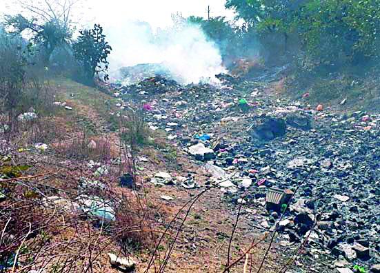 Waghadi Nallah is wasted due to waste in the city | शहरातील कचऱ्याने बुजविला जातोय वाघाडी नाला Waghadi Nallah is wasted due to waste in the city | शहरातील कचऱ्याने बुजविला जातोय वाघाडी नाला