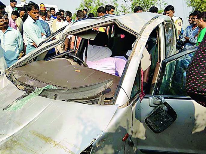 Both of them died in a car accident | कार अपघातात दोघांचा जागीच मृत्यू Both of them died in a car accident | कार अपघातात दोघांचा जागीच मृत्यू