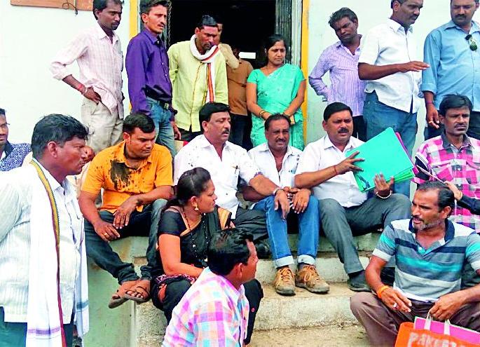 The bank is in the mouth of the manager | बँक व्यवस्थापकाच्या तोंडाला फासले काळे The bank is in the mouth of the manager | बँक व्यवस्थापकाच्या तोंडाला फासले काळे