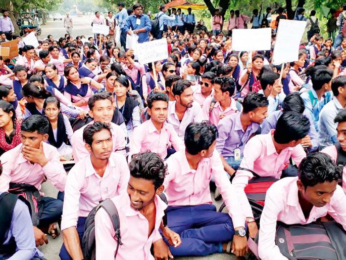 Social worker students on the streets | समाजकार्यचे विद्यार्थी रस्त्यावर Social worker students on the streets | समाजकार्यचे विद्यार्थी रस्त्यावर