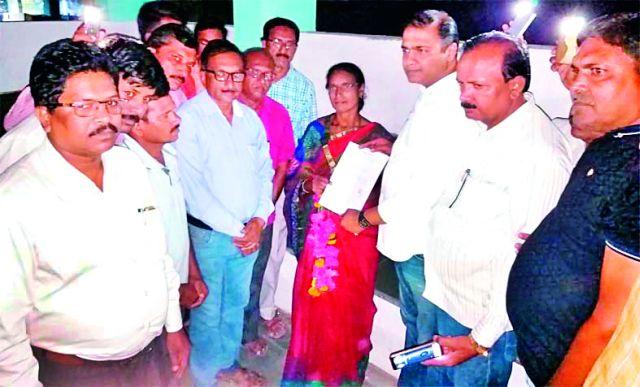 Gift of Diwali to farmers of Kelzar | केळझरच्या शेतकऱ्यांना दिली दिवाळीची भेट