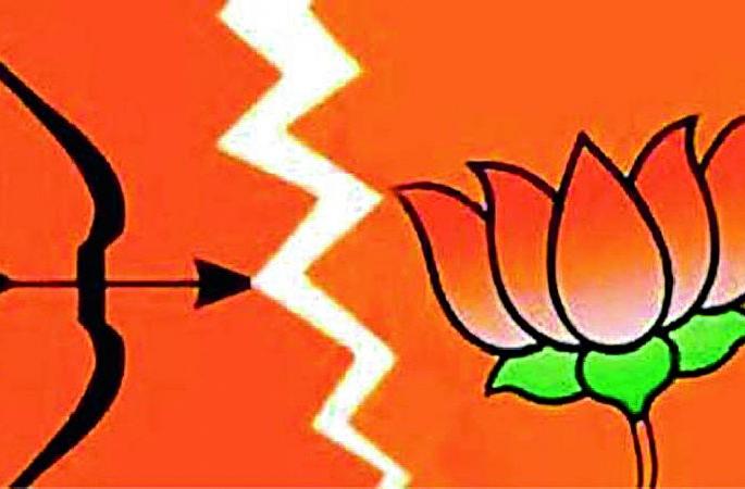 The army is in trouble due to claims from all four constituencies of BJP | भाजपच्या चारही मतदार संघातील दाव्यामुळे सेना अडचणीत