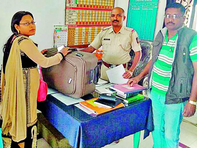 The bag, which was lost during the train journey, was carried out by the Railway Road | रेल्वे प्रवासादरम्यान हरविलेली बॅग लोहमार्ग पोलिसांनी केली परत The bag, which was lost during the train journey, was carried out by the Railway Road | रेल्वे प्रवासादरम्यान हरविलेली बॅग लोहमार्ग पोलिसांनी केली परत