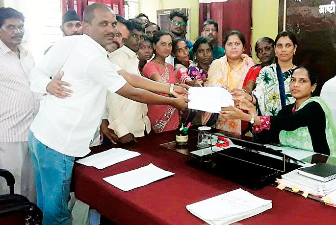 Women from Manikwada village are deprived of Ujjola gas scheme | माणिकवाडा गावातील महिला उज्वला गॅस योजनेपासून वंचित Women from Manikwada village are deprived of Ujjola gas scheme | माणिकवाडा गावातील महिला उज्वला गॅस योजनेपासून वंचित