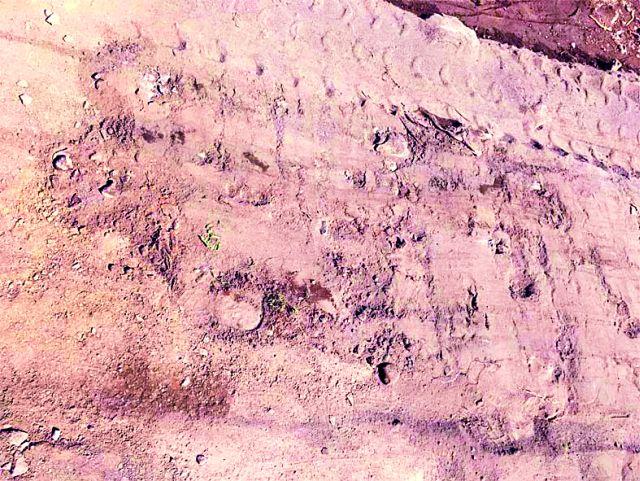 Gondbangal in road construction | रस्त्याच्या बांधकामात गौडबंगाल Gondbangal in road construction | रस्त्याच्या बांधकामात गौडबंगाल