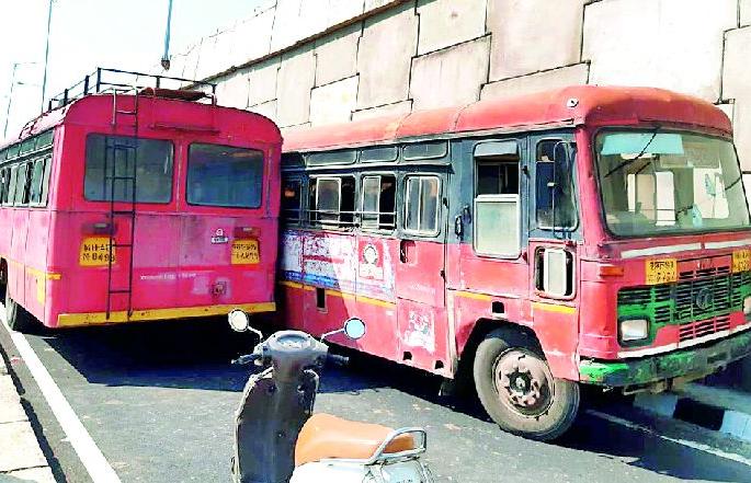 Two ST beats on the narrow path | अरूंद मार्गावर दोन एसटीची धडक Two ST beats on the narrow path | अरूंद मार्गावर दोन एसटीची धडक