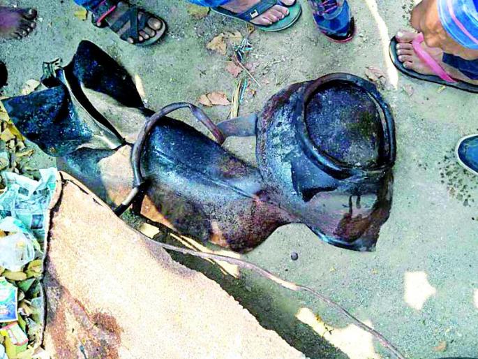 Cylinder blast in teacher colonel of Peth Ahmadpur | पेठ अहमदपूरच्या शिक्षक कॉलनीत सिलिंडरचा स्फोट Cylinder blast in teacher colonel of Peth Ahmadpur | पेठ अहमदपूरच्या शिक्षक कॉलनीत सिलिंडरचा स्फोट