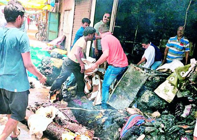Dangerous fire of clothes cloth | कपड्याच्या गोदामाला भीषण आग