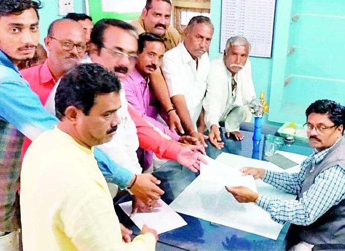 Farmers in the lower Wardha project office | निम्न वर्धा प्रकल्प कार्यालयात शेतकऱ्यांचा ठिय्या Farmers in the lower Wardha project office | निम्न वर्धा प्रकल्प कार्यालयात शेतकऱ्यांचा ठिय्या