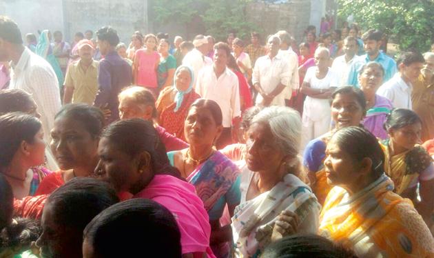 In the school, they used to rubbish the students and beat them | शाळेत धुडगूस घालून विद्यार्थ्यांना केली मारहाण