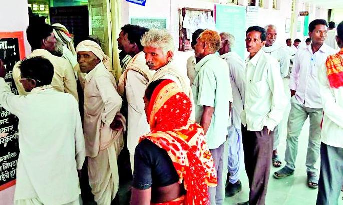 Tremendous rush for coastal money | बोंडअळीच्या पैशासाठी तहसीलवर गर्दी