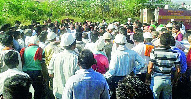 Colmafia eruptions in the Ukani mine | उकणी खाणीत कोलमाफियांचा धुडगूस Colmafia eruptions in the Ukani mine | उकणी खाणीत कोलमाफियांचा धुडगूस