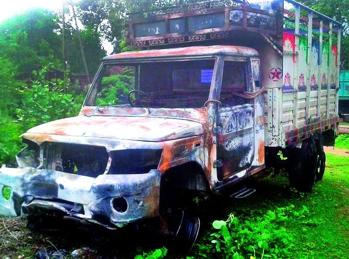 The vehicle carrying the thief stole the animals | जनावरे चोरून नेणारे वाहन पेटले The vehicle carrying the thief stole the animals | जनावरे चोरून नेणारे वाहन पेटले