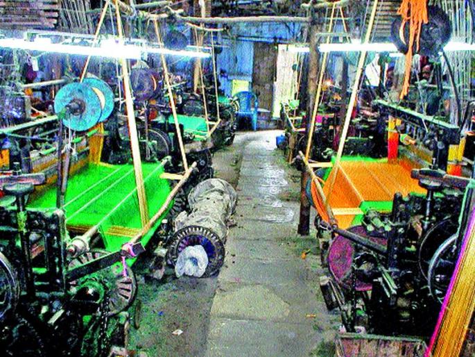 Malegaon: Chembur's fashion designers will be wearing attractive costumes for colorful sare on Mumbai's Rampur | मालेगाव : चेंबूरच्या फॅशन डिझायर्सने केली आकर्षक वस्त्रे डिझाइन रंगीत साडी जाणार मुंबईच्या रॅम्पवर Malegaon: Chembur's fashion designers will be wearing attractive costumes for colorful sare on Mumbai's Rampur | मालेगाव : चेंबूरच्या फॅशन डिझायर्सने केली आकर्षक वस्त्रे डिझाइन रंगीत साडी जाणार मुंबईच्या रॅम्पवर