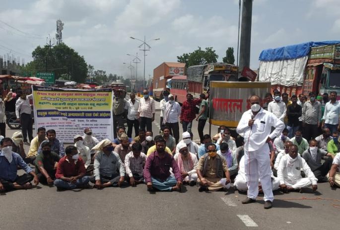 Block the way of the freight association in Yeola | येवल्यात मालवाहतूक संघटनेचा रास्ता रोको