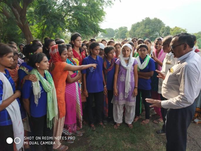 Out-of-the-box daughters in tribal hostels | आदिवासी वसतिगृहात मुलींकडून नियमबाह्य पैसे Out-of-the-box daughters in tribal hostels | आदिवासी वसतिगृहात मुलींकडून नियमबाह्य पैसे