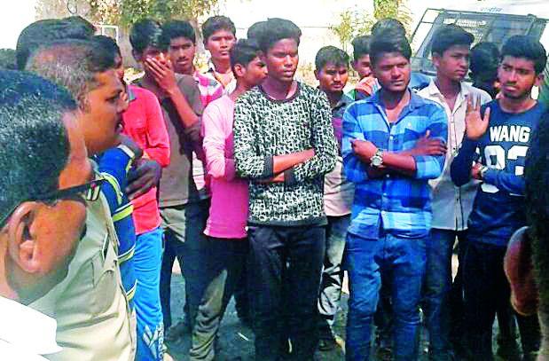 The students of Isappur got the ball in the match | इसापूरच्या विद्यार्थ्यांची पोलिसात धाव The students of Isappur got the ball in the match | इसापूरच्या विद्यार्थ्यांची पोलिसात धाव