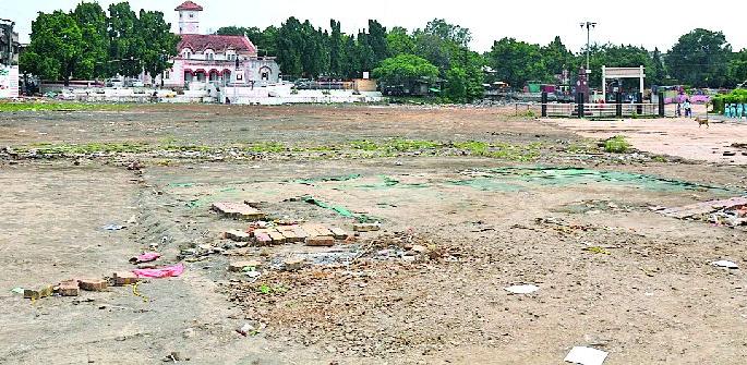 After all, breathing life by taking Azad Plains | अखेर आझाद मैदानाने घेतला मोकळा श्वास After all, breathing life by taking Azad Plains | अखेर आझाद मैदानाने घेतला मोकळा श्वास