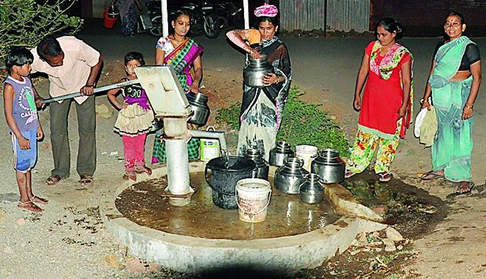 Tankers pass through, but do not stop | टँकर वस्तीतून जातो, पण थांबत नाही Tankers pass through, but do not stop | टँकर वस्तीतून जातो, पण थांबत नाही