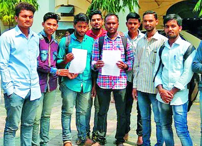 Students' movement on the face of the examination | परीक्षेच्या तोंडावर विद्यार्थ्यांचे आंदोलन