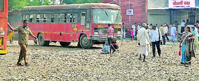 The ST's wheel hit a stone and injured several passengers | एसटीच्या चाकाने दगड उडून अनेक प्रवासी जखमी The ST's wheel hit a stone and injured several passengers | एसटीच्या चाकाने दगड उडून अनेक प्रवासी जखमी