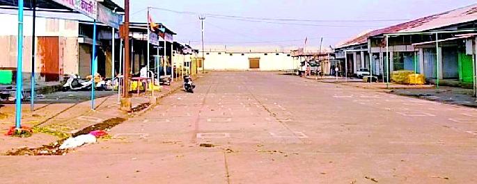 Market closed, farmers throw vegetables on the road | मंडई बंदने शेतकऱ्यांनी फेकली रस्त्यावर भाजी Market closed, farmers throw vegetables on the road | मंडई बंदने शेतकऱ्यांनी फेकली रस्त्यावर भाजी