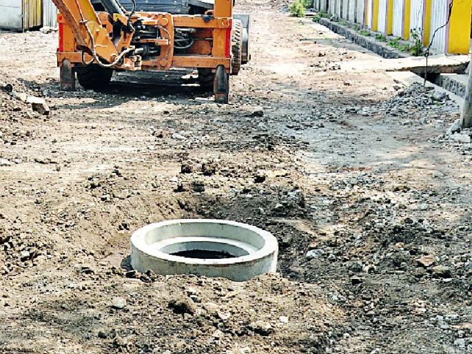 Fury about the underground drainage work | भूमिगत गटाराच्या कामाविषयी रोष