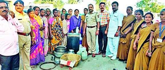 Ladies' raid | तेंडोळीत महिलांची दारूवर धाड Ladies' raid | तेंडोळीत महिलांची दारूवर धाड