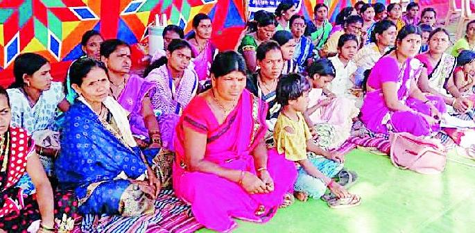Women's movement for employment | रोजगारासाठी महिलांचे आंदोलन Women's movement for employment | रोजगारासाठी महिलांचे आंदोलन