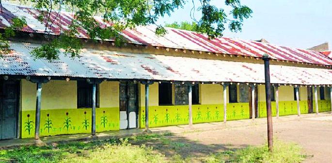 The district headquarters is worse than the village | जिल्हा मुख्यालयाची शाळा खेड्यापेक्षा भयंकर The district headquarters is worse than the village | जिल्हा मुख्यालयाची शाळा खेड्यापेक्षा भयंकर