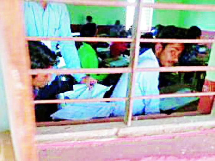 Unclaimed, though the squares are called 'Neel' | उघड उघड कॉप्या, तरी पथके म्हणतात ‘नील’ Unclaimed, though the squares are called 'Neel' | उघड उघड कॉप्या, तरी पथके म्हणतात ‘नील’