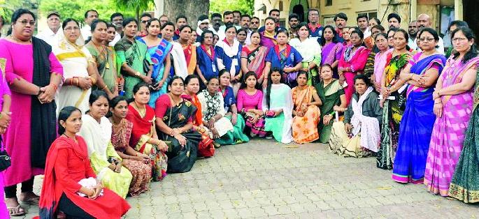 Women organizations became aggressive | महिला संघटना झाल्या आक्रमक