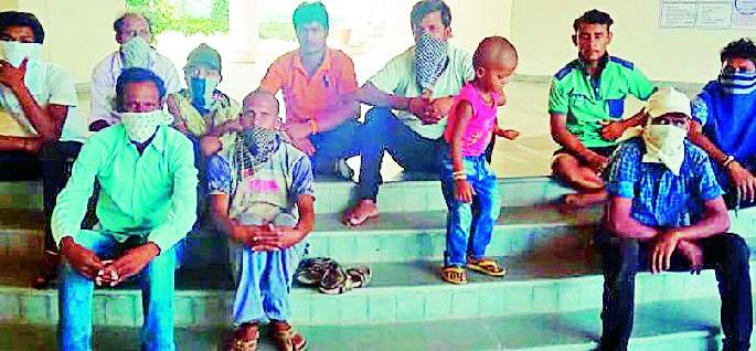 There has been no food for 15 days | १५ दिवसांपासून अन्नाचा कणही आला नाही There has been no food for 15 days | १५ दिवसांपासून अन्नाचा कणही आला नाही