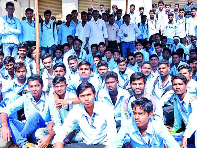ITI students boycott test | आयटीआय विद्यार्थ्यांचा परीक्षेवर बहिष्कार ITI students boycott test | आयटीआय विद्यार्थ्यांचा परीक्षेवर बहिष्कार