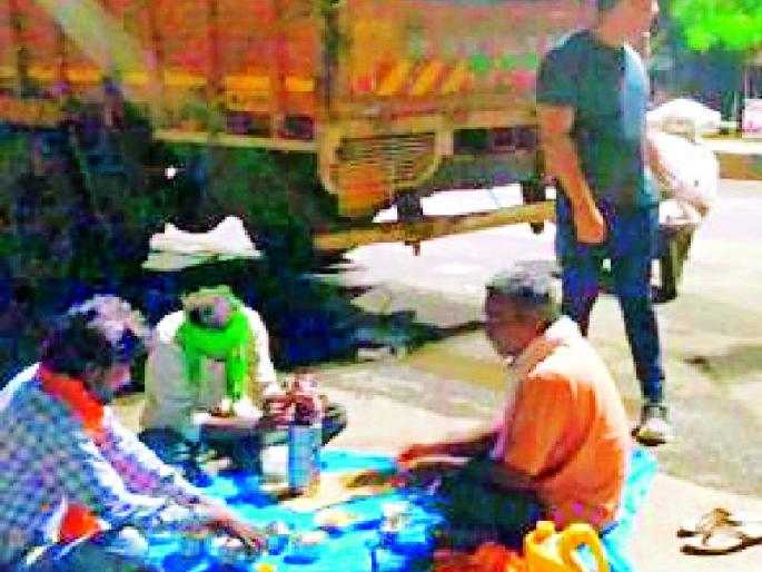 Collectors make arrangements for a truck driver's meal | जिल्हाधिकाऱ्यांनी केली ट्रक चालकांच्या भोजनाची व्यवस्था Collectors make arrangements for a truck driver's meal | जिल्हाधिकाऱ्यांनी केली ट्रक चालकांच्या भोजनाची व्यवस्था