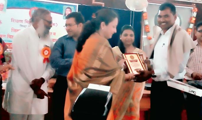 In the honor of teachers, the concern of population | शिक्षकांच्या सन्मानात पटसंख्येची चिंता In the honor of teachers, the concern of population | शिक्षकांच्या सन्मानात पटसंख्येची चिंता