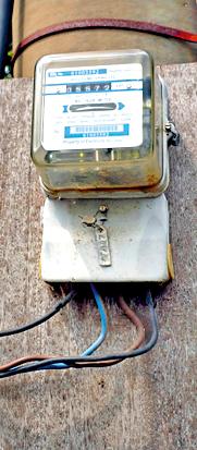 Electricity pole, meter money back | वीज खांब, मीटरचे पैसे परत मिळणार Electricity pole, meter money back | वीज खांब, मीटरचे पैसे परत मिळणार