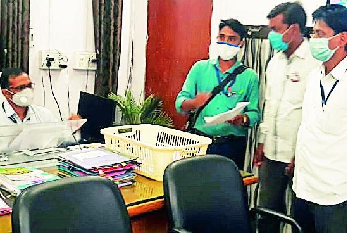 Stomach on the hands of unpaid teachers | बिनपगारी शिक्षकांचे हातावर पोट