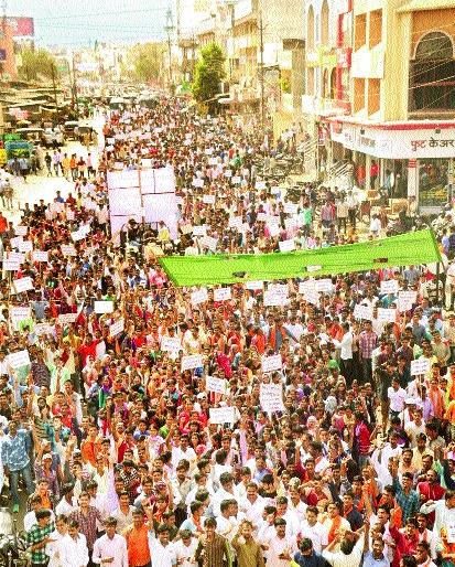 A grand rally in Aurangabad in competition examinations | स्पर्धा परीक्षा देणा-या विद्यार्थ्यांचा औरंगाबादेत भव्य मोर्चा A grand rally in Aurangabad in competition examinations | स्पर्धा परीक्षा देणा-या विद्यार्थ्यांचा औरंगाबादेत भव्य मोर्चा