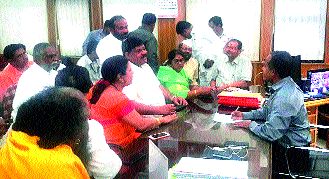 Religious places also assembled anti-people protesters | धार्मिक स्थळ कारवाईविरोधी लोकप्रतिनिधीही एकवटले Religious places also assembled anti-people protesters | धार्मिक स्थळ कारवाईविरोधी लोकप्रतिनिधीही एकवटले