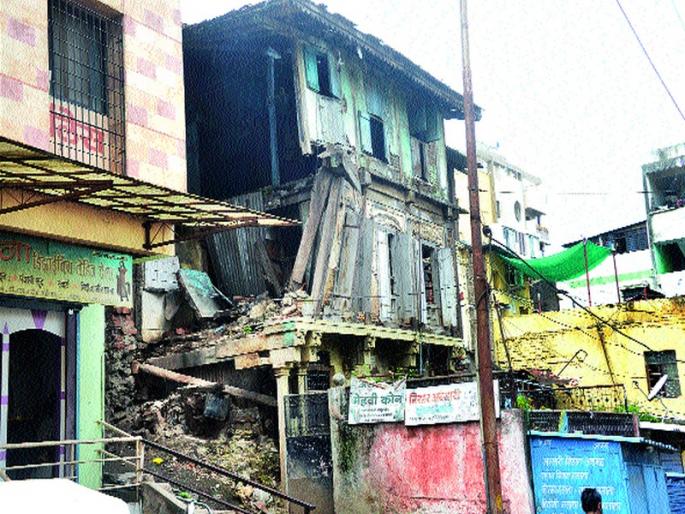 Expedition to do old things: Campaign to expel the residents of dangerous castle | जुने वाडे करणार निर्मनुष्य :  धोकादायक वाड्यांमधील रहिवाशांना बाहेर काढण्याची मोहीम Expedition to do old things: Campaign to expel the residents of dangerous castle | जुने वाडे करणार निर्मनुष्य :  धोकादायक वाड्यांमधील रहिवाशांना बाहेर काढण्याची मोहीम