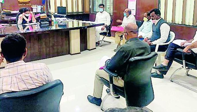 Frightened generation, project affected farmers' grievances in the Collector's office | संत्रस्त पेढी प्रकल्पबाधित शेतकऱ्यांची साद जिल्हाधिकाऱ्यांच्या दालनात समस्यांवर खल Frightened generation, project affected farmers' grievances in the Collector's office | संत्रस्त पेढी प्रकल्पबाधित शेतकऱ्यांची साद जिल्हाधिकाऱ्यांच्या दालनात समस्यांवर खल