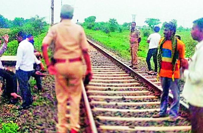 'She''s promise to throw herself in front of the train; 'Khaki' has arrived! | ‘ती’चा रेल्वेसमोर झोकून देण्याचा प्रण; तितक्यात पोहोचली ‘खाकी’! 'She''s promise to throw herself in front of the train; 'Khaki' has arrived! | ‘ती’चा रेल्वेसमोर झोकून देण्याचा प्रण; तितक्यात पोहोचली ‘खाकी’!