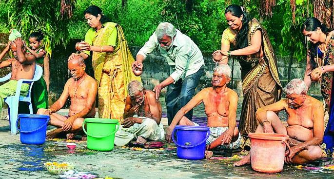 Mission Anand: Diwali gaade of seniors broken from home | मिशन आनंद : घरापासून तुटलेल्या ज्येष्ठांची दिवाळी गाेड Mission Anand: Diwali gaade of seniors broken from home | मिशन आनंद : घरापासून तुटलेल्या ज्येष्ठांची दिवाळी गाेड