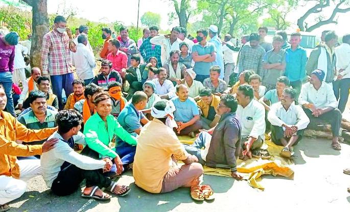 The angry villagers blocked the road for the cemetery | स्मशानभूमीसाठी संतापलेल्या गावकऱ्यांनी केला रास्ता रोको The angry villagers blocked the road for the cemetery | स्मशानभूमीसाठी संतापलेल्या गावकऱ्यांनी केला रास्ता रोको