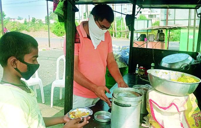 The young engineer chose the sales business | ‘आत्मनिर्भर’! अभियंता तरुणाने निवडला पाेहे विक्री व्यवसाय