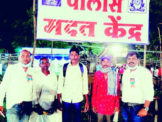 Purushottam of Telangana met his friends after 10 hours | तेलंगणाच्या मुक्या पुरुषोत्तमची १० तासानंतर झाली मित्रांसोबत भेट Purushottam of Telangana met his friends after 10 hours | तेलंगणाच्या मुक्या पुरुषोत्तमची १० तासानंतर झाली मित्रांसोबत भेट