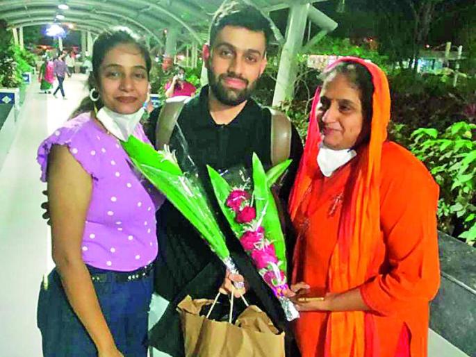 Five couples' grief pieces returned safely from the battlefield! | पाच दाम्पत्यांच्या काळजाचे तुकडे सुरक्षित परतले युद्धभूमीतून! Five couples' grief pieces returned safely from the battlefield! | पाच दाम्पत्यांच्या काळजाचे तुकडे सुरक्षित परतले युद्धभूमीतून!