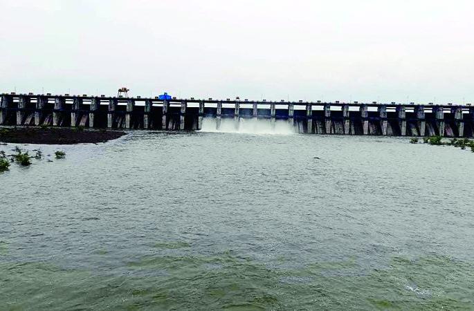 The discharge of 186.83 cumec water is taking place in the river Wardha | वर्धा नदीच्या पात्रात होतोय १८६.८३ क्यूमेक पाण्याचा विसर्ग The discharge of 186.83 cumec water is taking place in the river Wardha | वर्धा नदीच्या पात्रात होतोय १८६.८३ क्यूमेक पाण्याचा विसर्ग